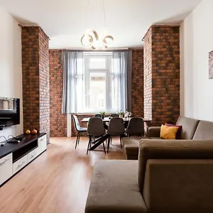 Jacuzzi And Privacy With 2 Balconies And Free Garage Appartamento Budapest